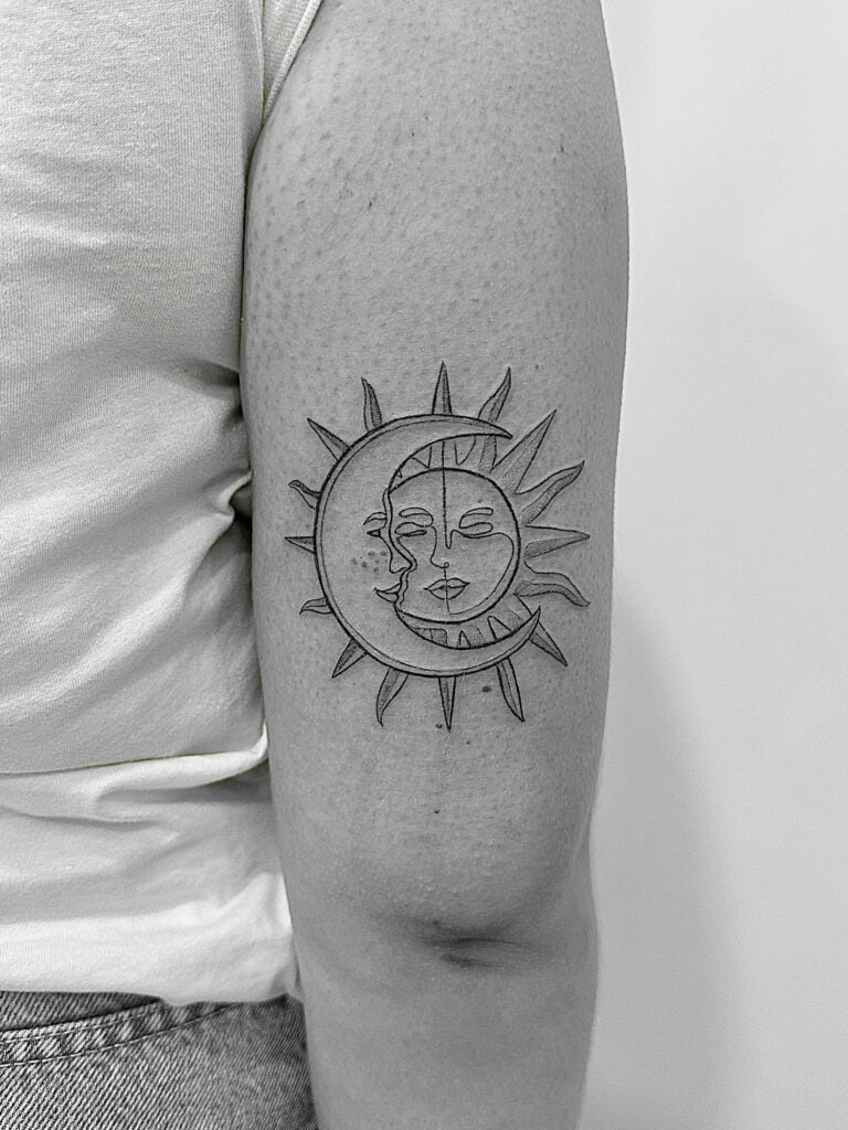 Tatuaje de sol y luna en el brazo