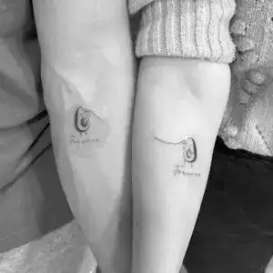 Tatuaje de línea fina de aguacates en pareja