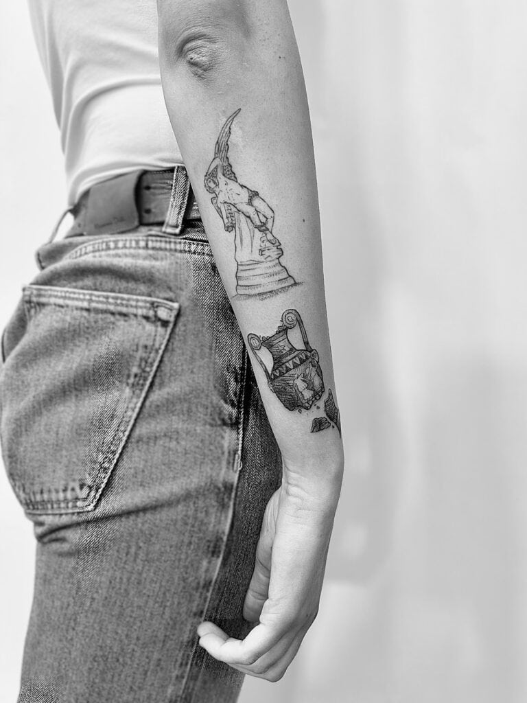 Tatuaje de línea fina de ánfora griega