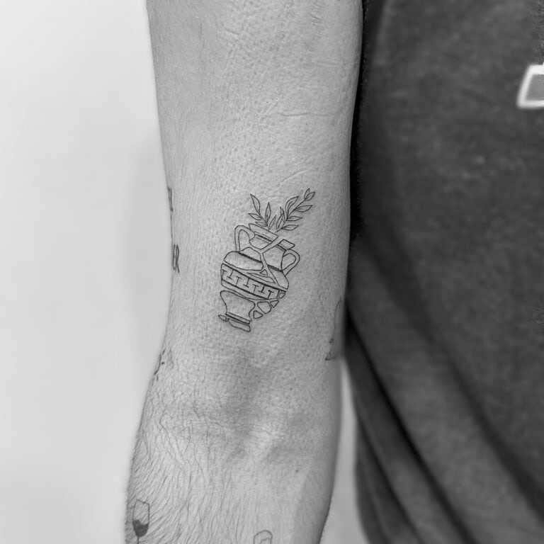 Tatuaje de línea fina de ánfora griega