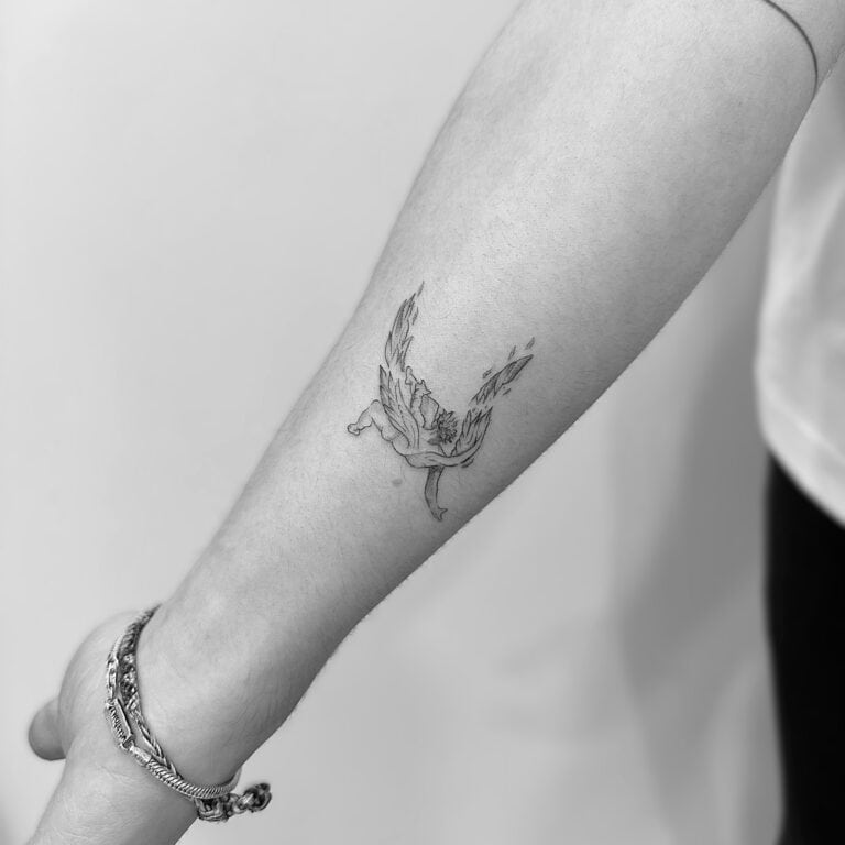 Tatuaje en línea fina de ángel caído en el antebrazo.