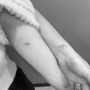 Tatuaje línea fina micro arcos en pareja