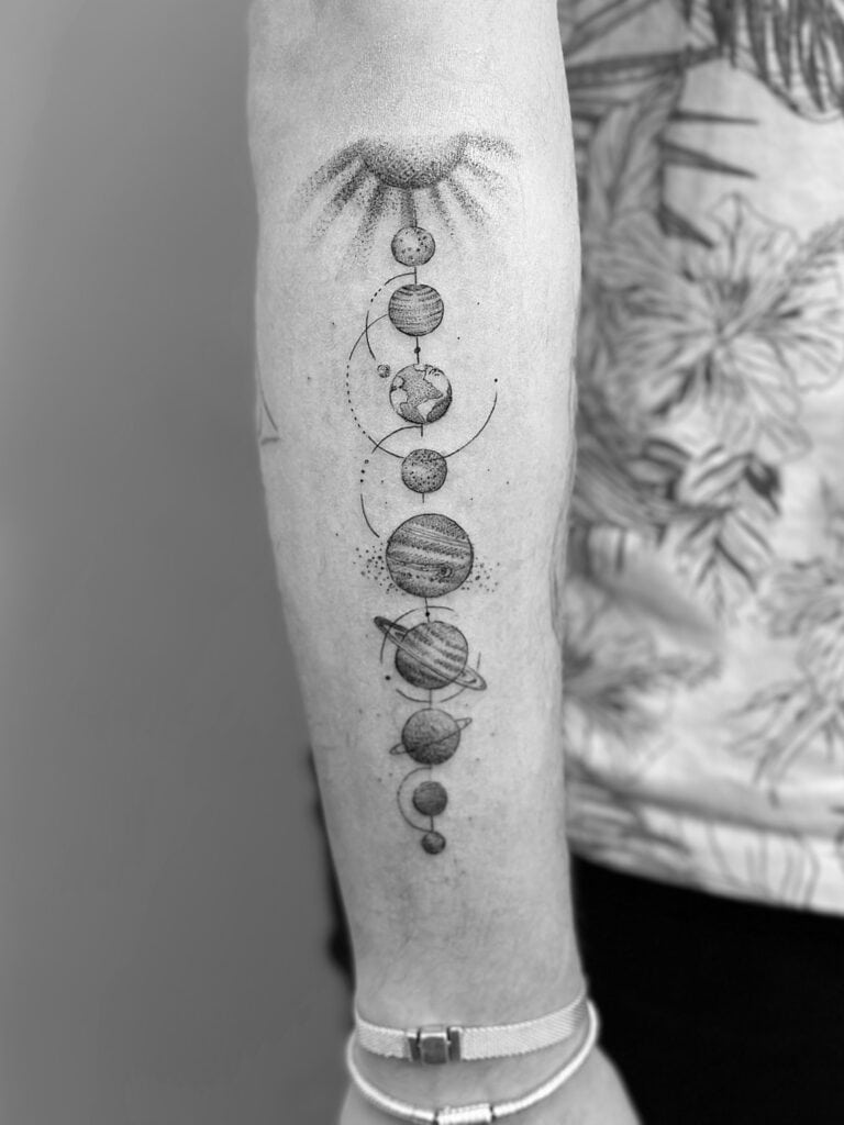 Tatuaje de planetas en antebrazo. Universo. Sol.