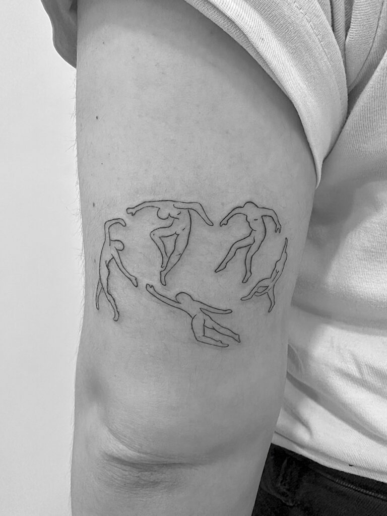 Tatuaje de línea fina de siluetas de figuras en brazo