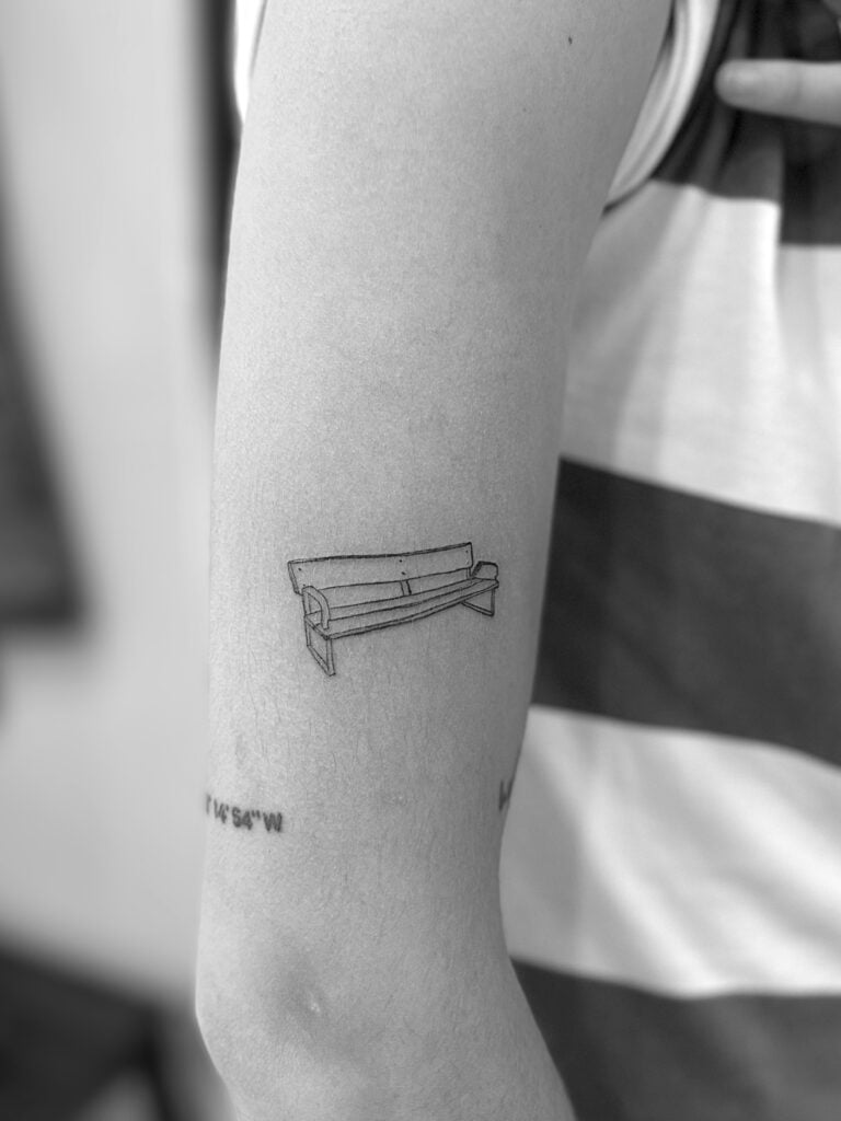 Tatuaje de línea fina de banco en el brazo
