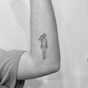 Tatuaje línea fina de muñeca barbie en brazo
