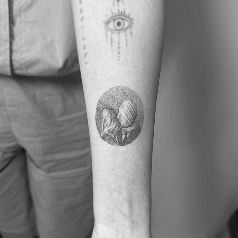 Tatuaje antebrazo inspirado en pintura de Magritte