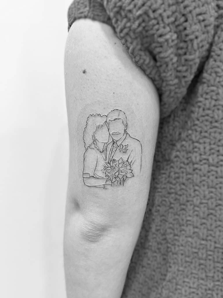 Tatuaje de línea fina de silueta de fotografía de boda en el brazo