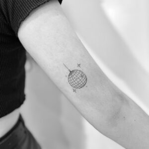 Tatuaje línea fina de bola de discoteca en brazo