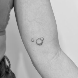 Tatuaje micro de burbujas en brazo