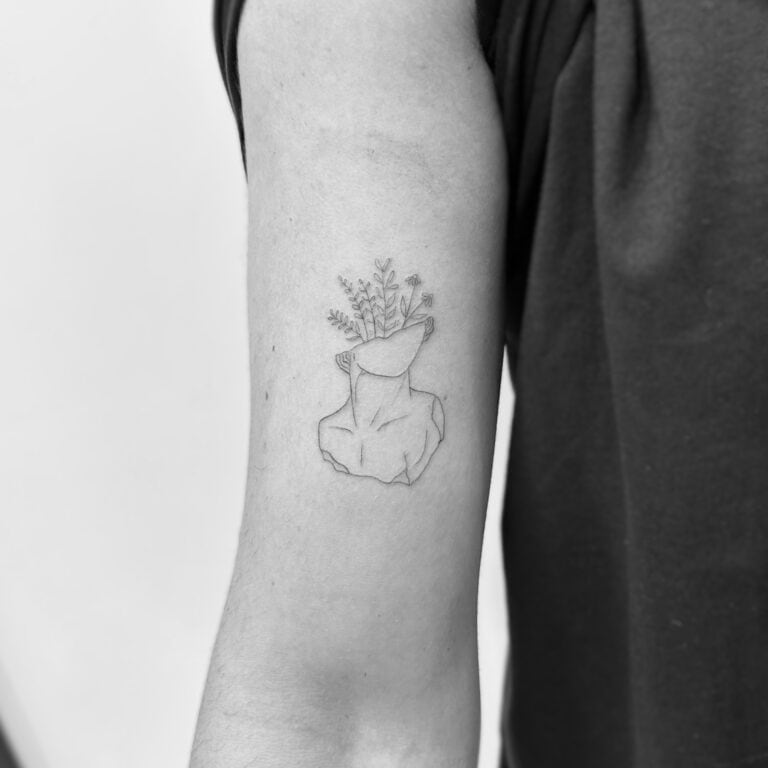 Tatuaje pequeño de línea fina de busto con flores en el brazo
