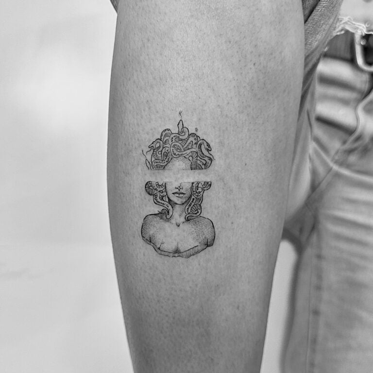 Tatuaje de busto de inspiración griega en la pierna
