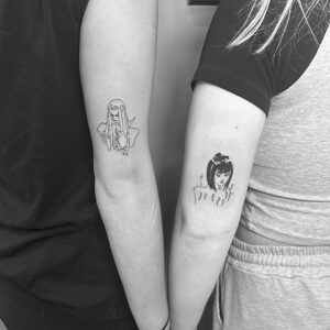Tatuaje línea fina de personajes en brazo