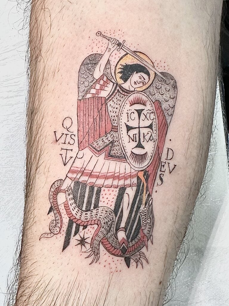 Tatuaje de inspiración medieval de caballero con espada en el brazo