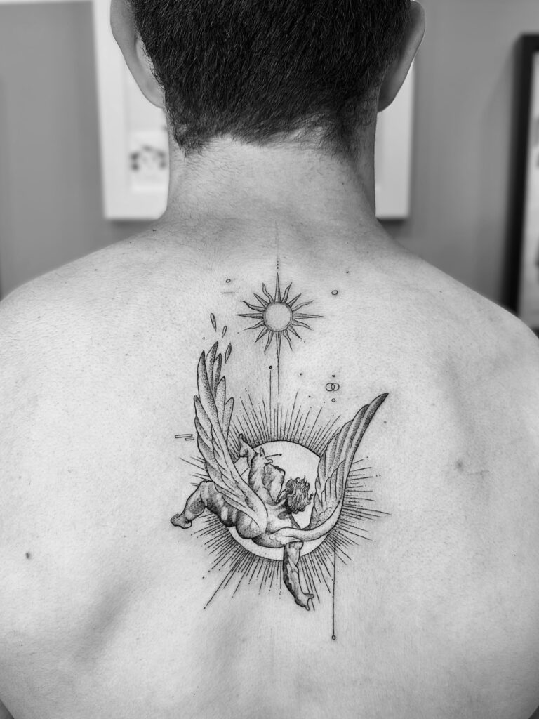 Tatuaje del ángel caído en la espalda