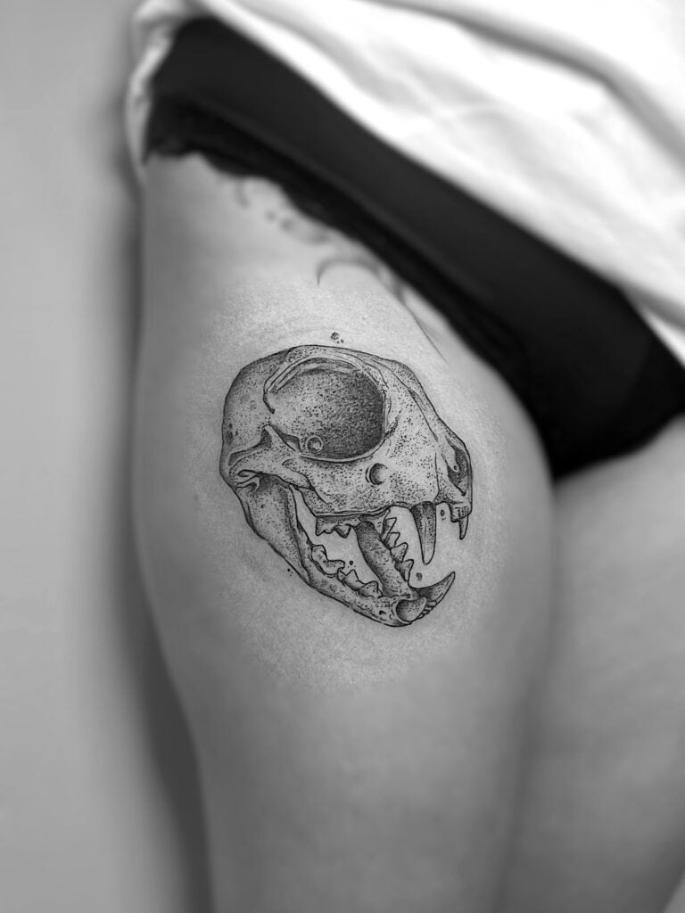 Tatuaje de cráneo animal en muslo