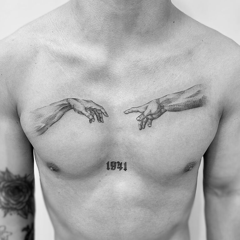 Tatuaje en el pecho de la Creación de la Capilla Sixtina. Miguel Ángel