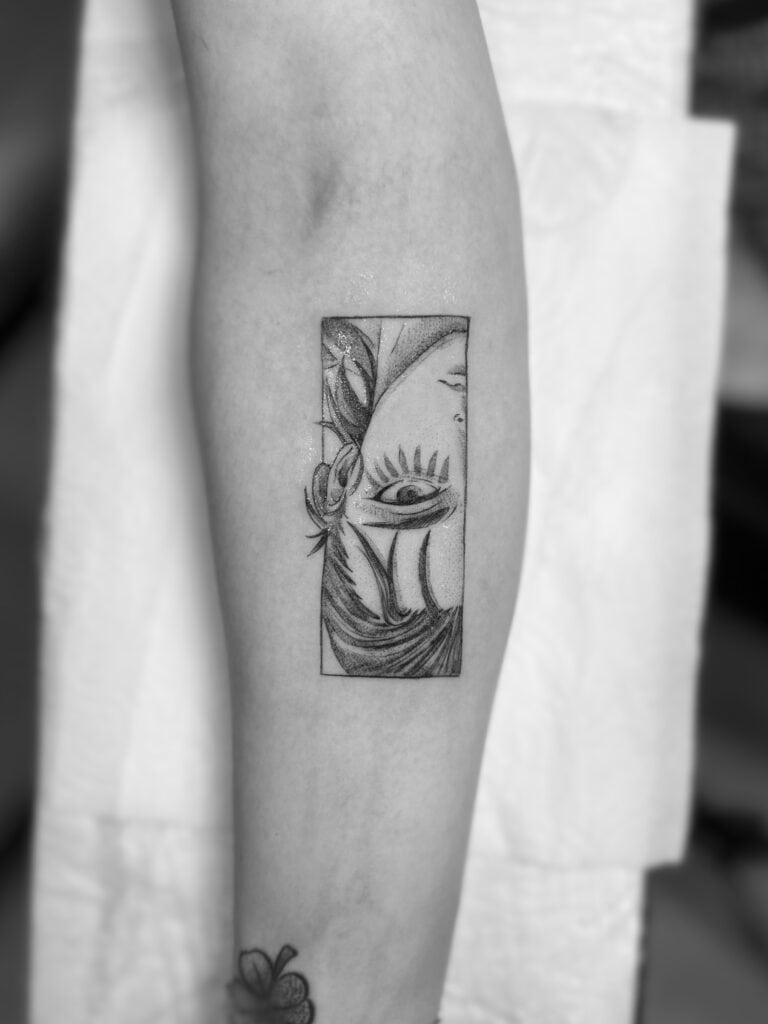 Tatuaje de cara de personaje de viñeta de cómic en antebrazo