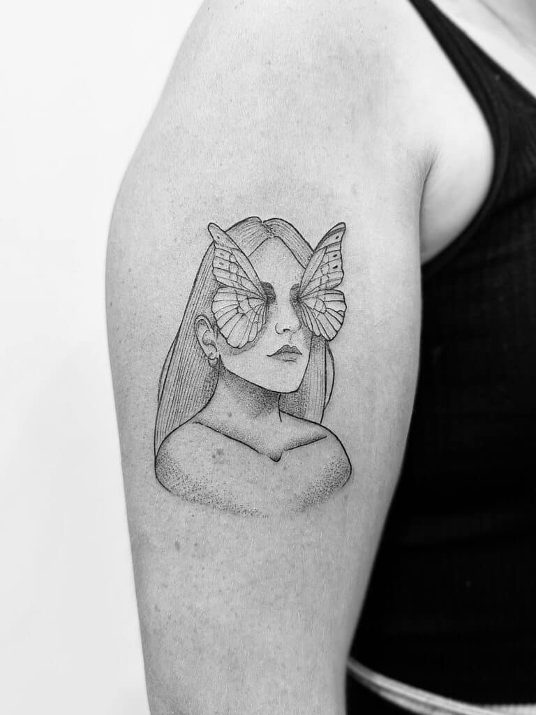 Tatuaje de busto de mujer con alas de mariposa en línea fina