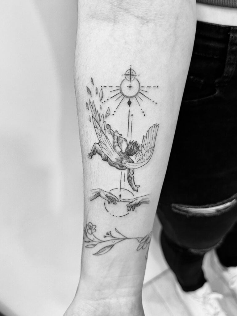 Tatuaje de combinación de elementos con ángel caído en el brazo
