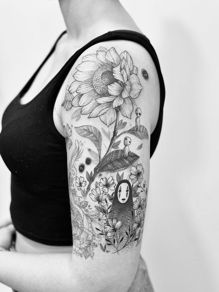 Tatuaje línea fina de película Viaje de Chihiro con girasol en hombro