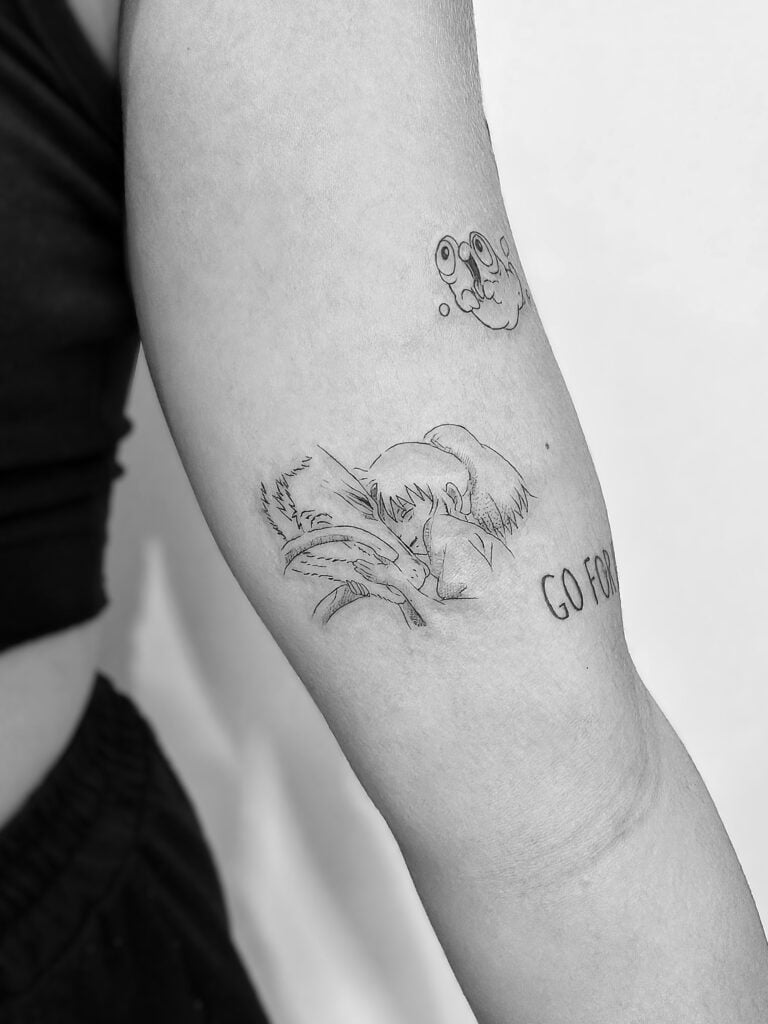 Tatuaje de línea fina de la película Viaje de Chihiro con dragón en el brazo