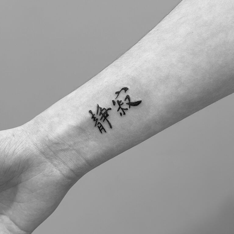 Tatuaje de caracteres chinos en la muñeca