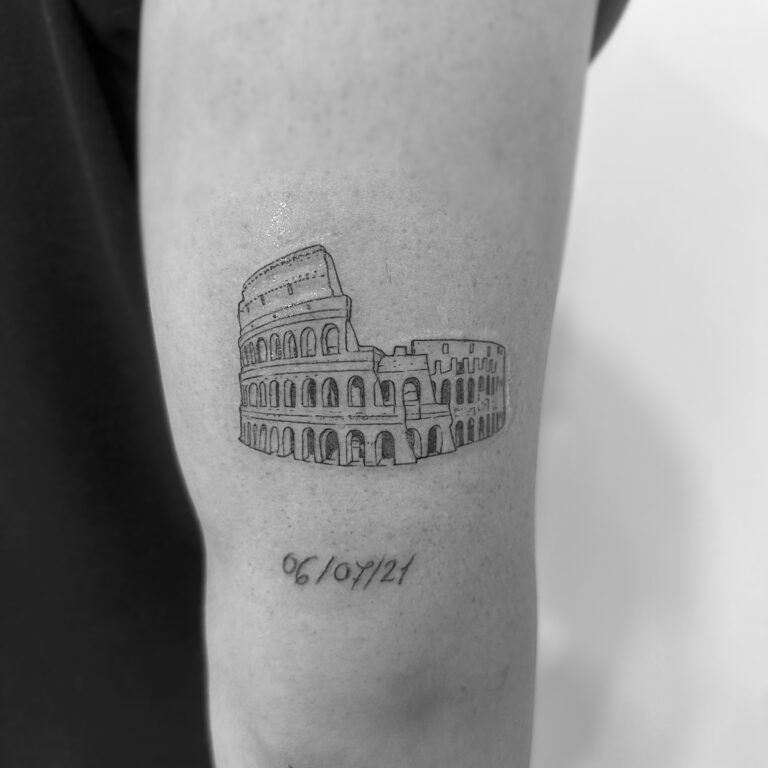 Tatuaje línea fina de coliseo romano