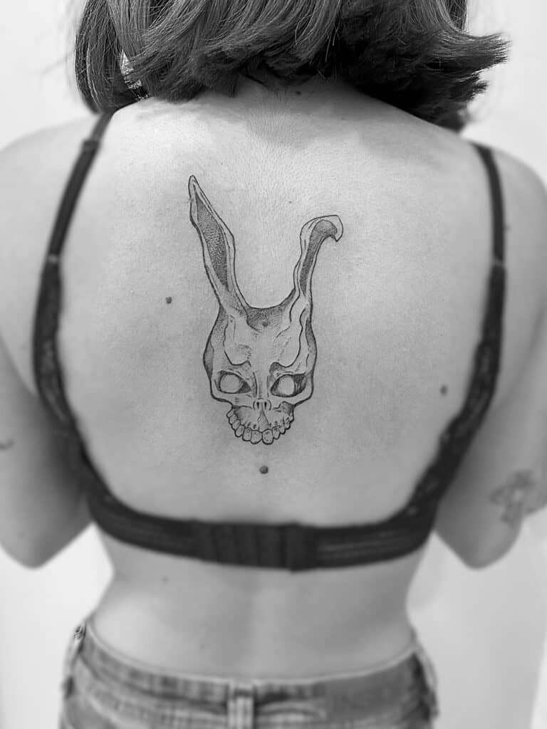 Tatuaje de calavera rara de conejo en la espalda