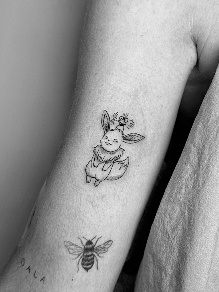 Tatuaje de línea fina de personaje de cómic manga