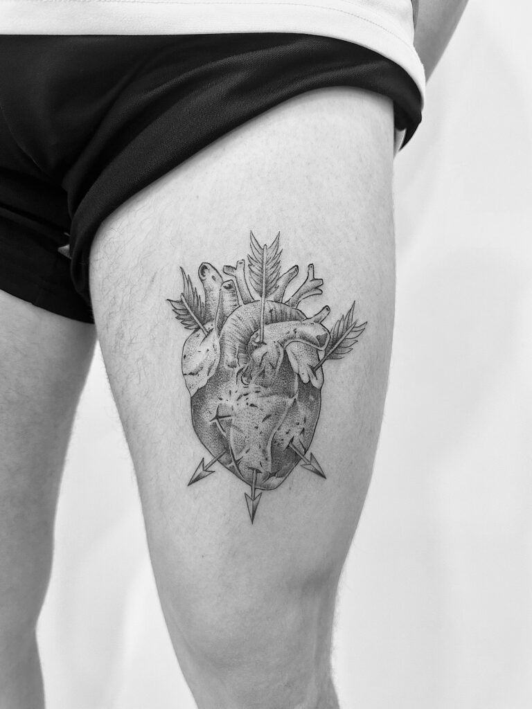 Tatuaje grande en línea fina de corazón anatómico con decoración en espalda