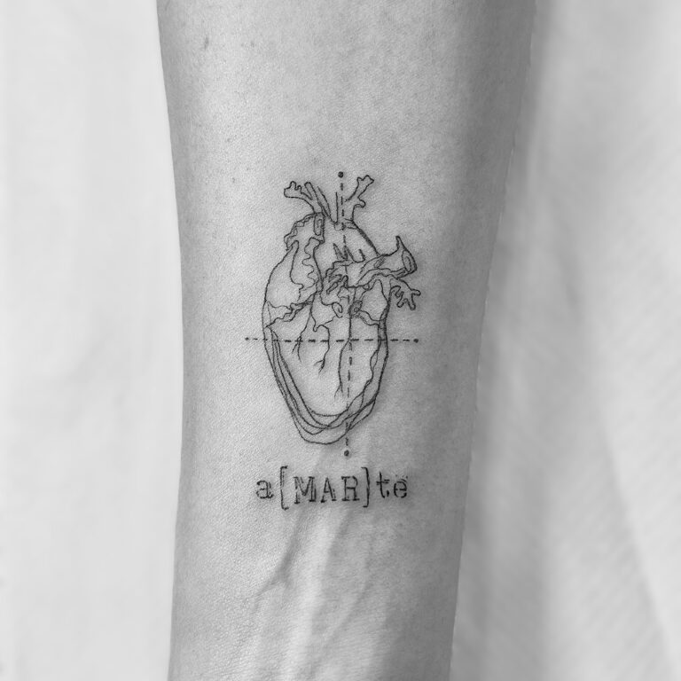 Tatuaje de línea fina de corazón anatómico con palabra en el antebrazo