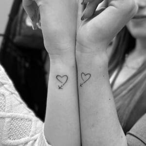 Tatuaje de dos corazones en pareja en la muñeca