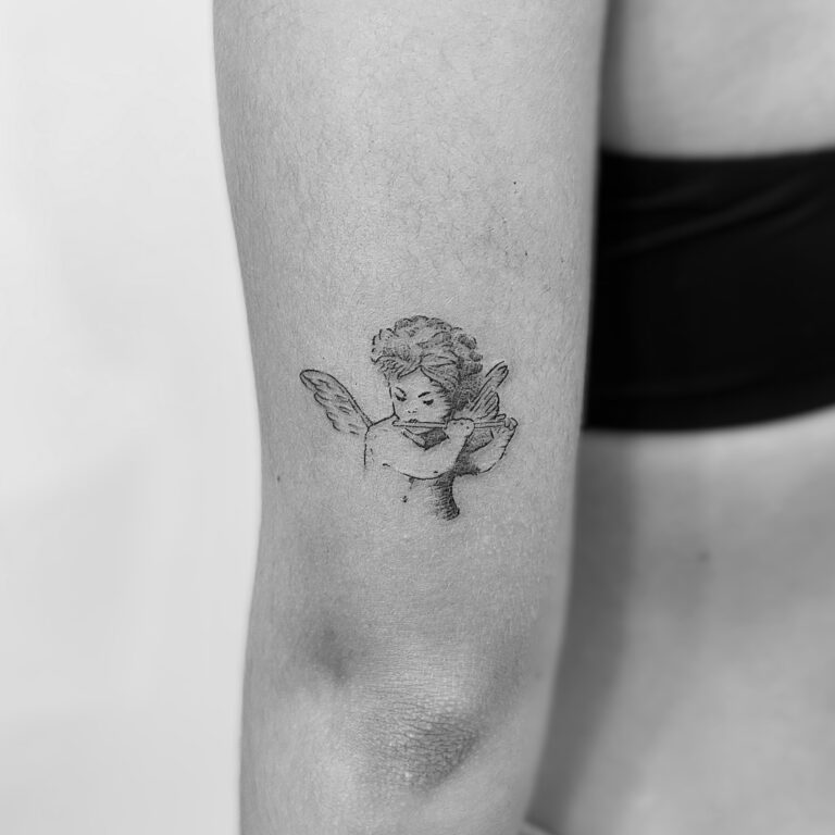 Tatuaje de querubín inspiración griega en el brazo