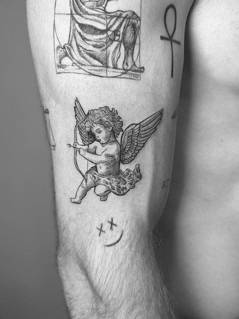 Tatuaje de cupido en el brazo