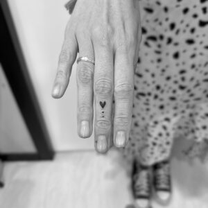 Micro tatuaje de corazón en el dedo