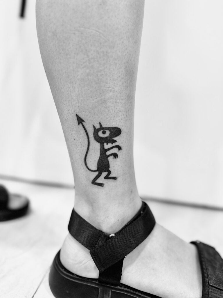 Tatuaje de personaje de serie TV en el tobillo