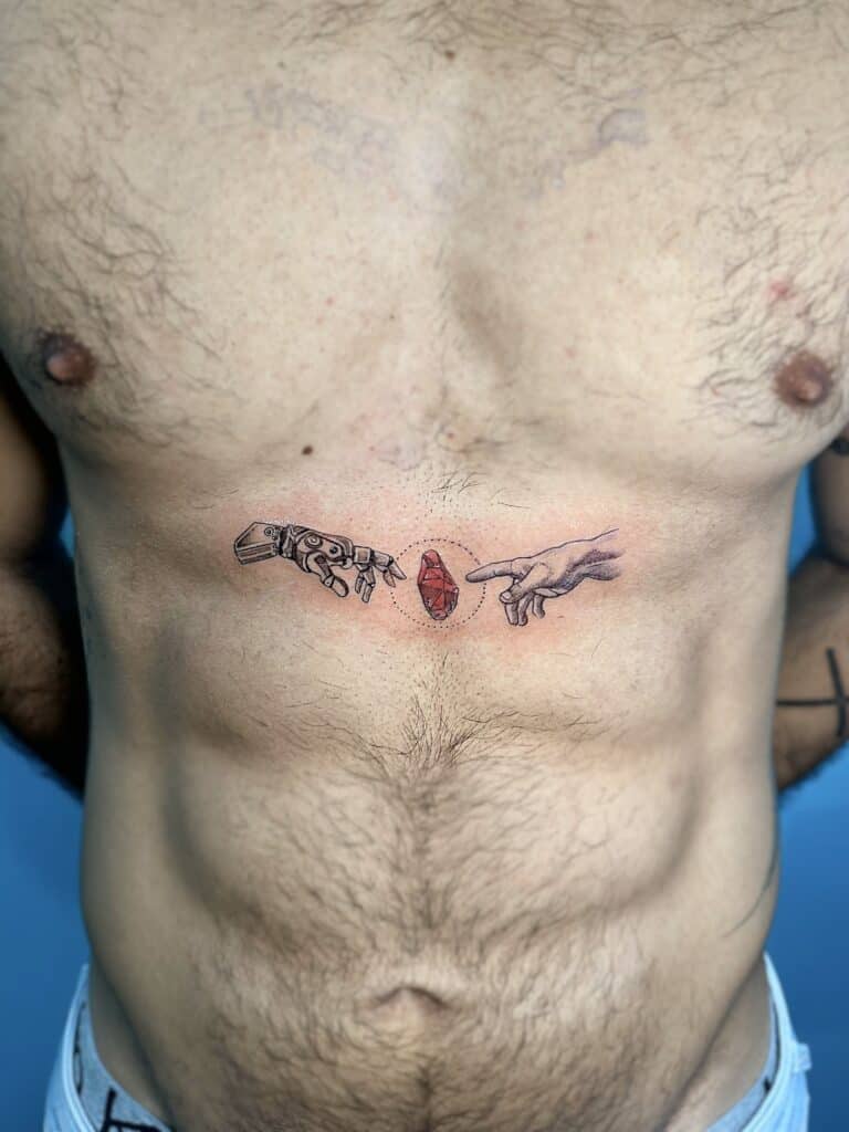 Tatuaje en el pecho inspirado en la Creación