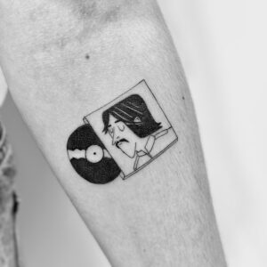 Tatuaje línea fina de disco vinilo en brazo