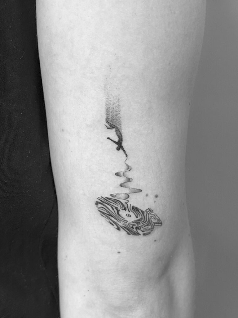Tatuaje abstracto de silueta de persona cayendo en el brazo