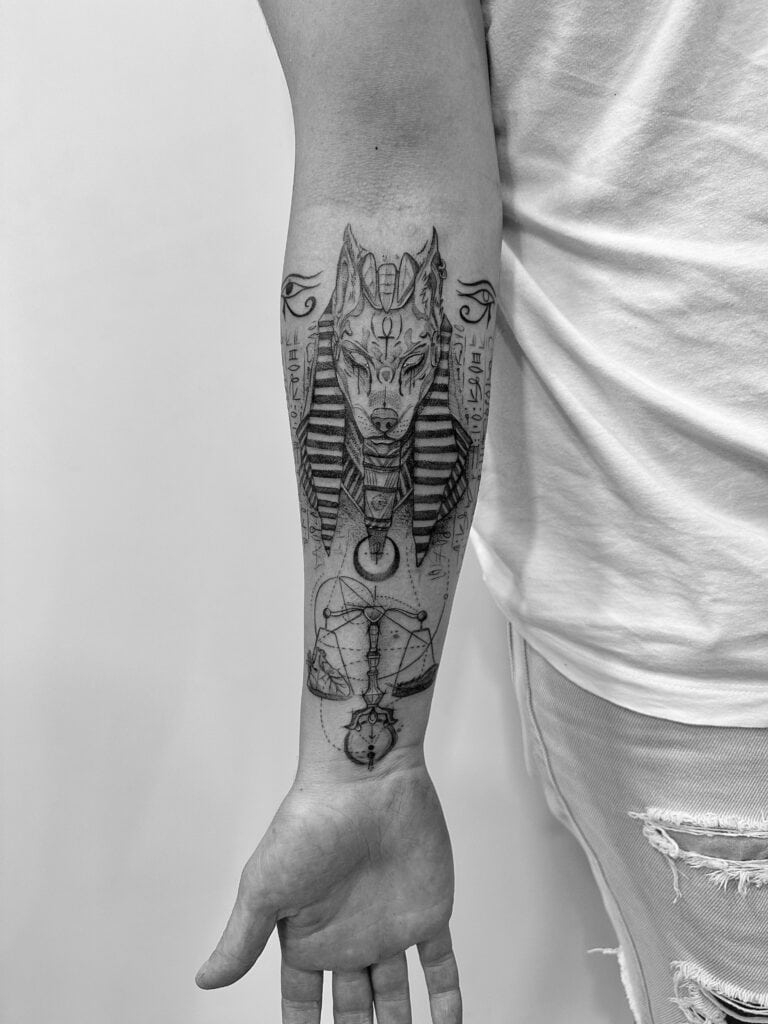 Tatuaje de inspiración egipcia del dios Anubis en el antebrazo
