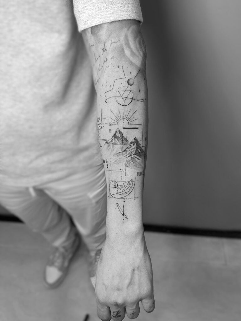 Tatuaje geométrico lineal compuesto con montañas en antebrazo