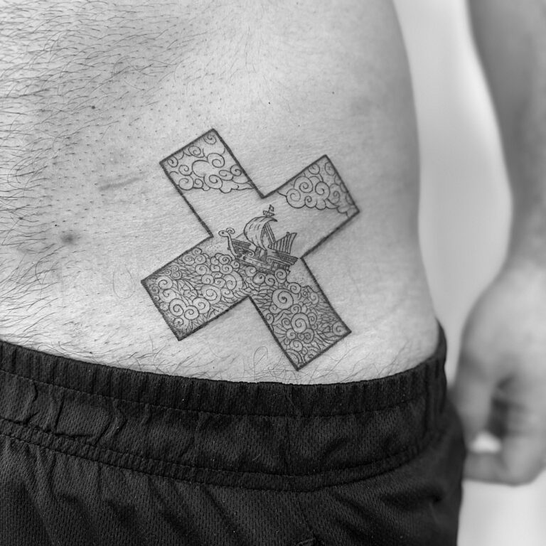 Tatuaje de anime en la cadera