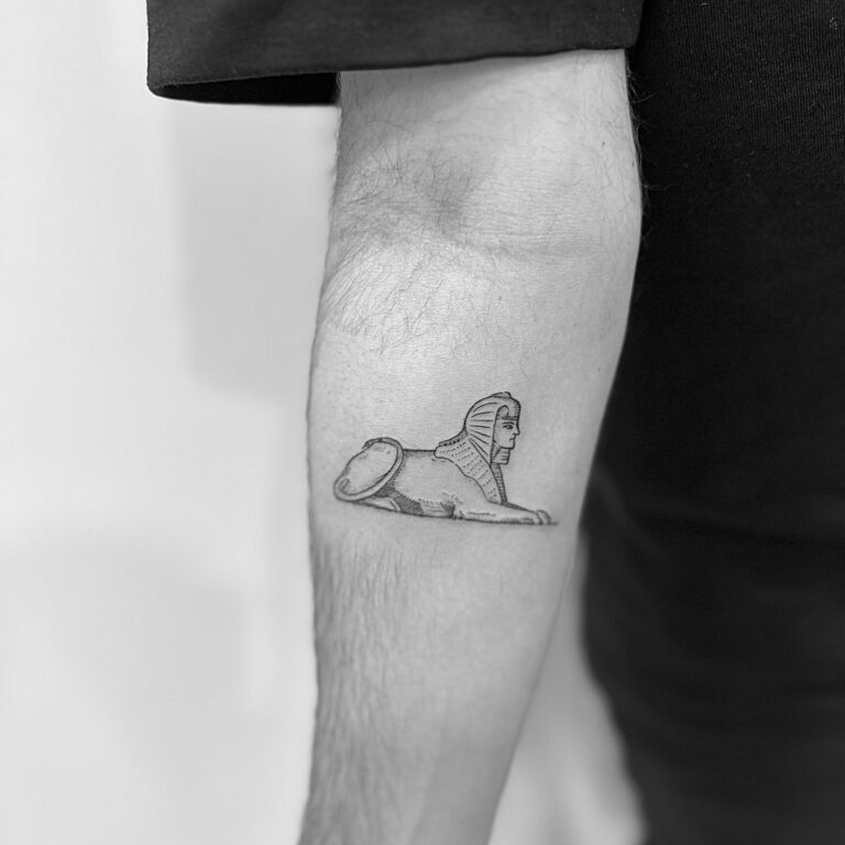 Tatuaje línea fina de esfinge egipcia en el antebrazo