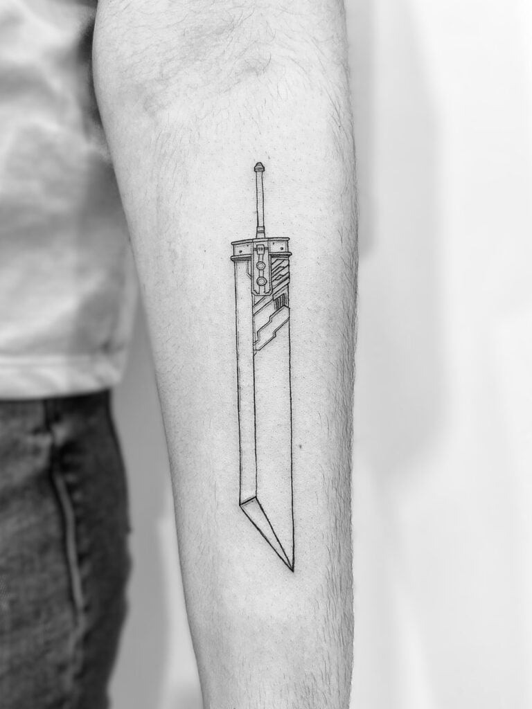 Tatuaje de línea fina de espada en el antebrazo