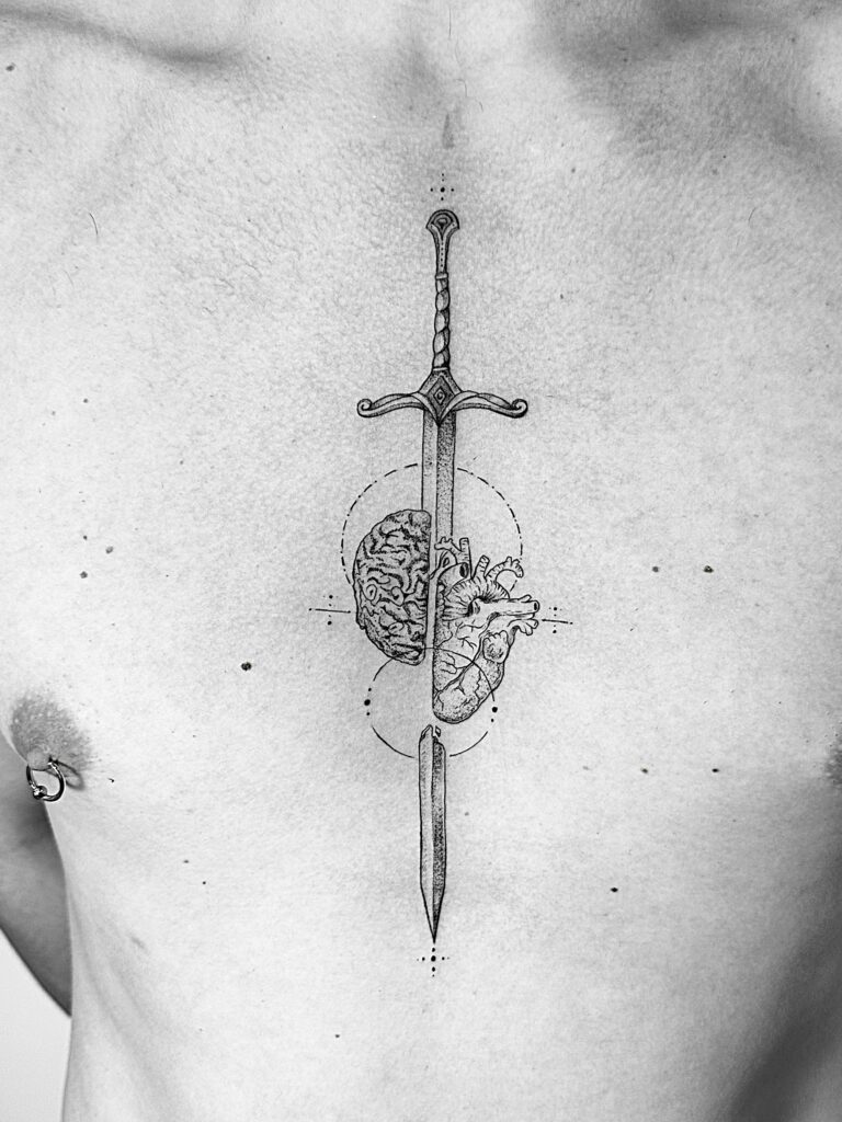 Tatuaje de línea fina de espada con corazón y cerebro en el pecho