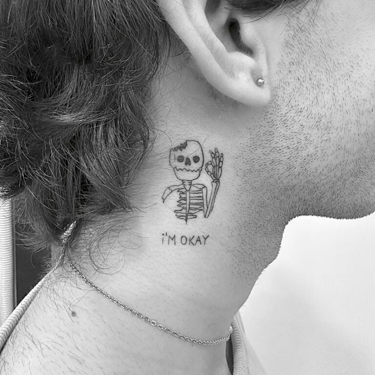 Tatuaje de línea fina de esqueleto en el cuello