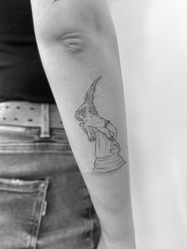 Tatuaje de línea fina de escultura arte clásico en brazo