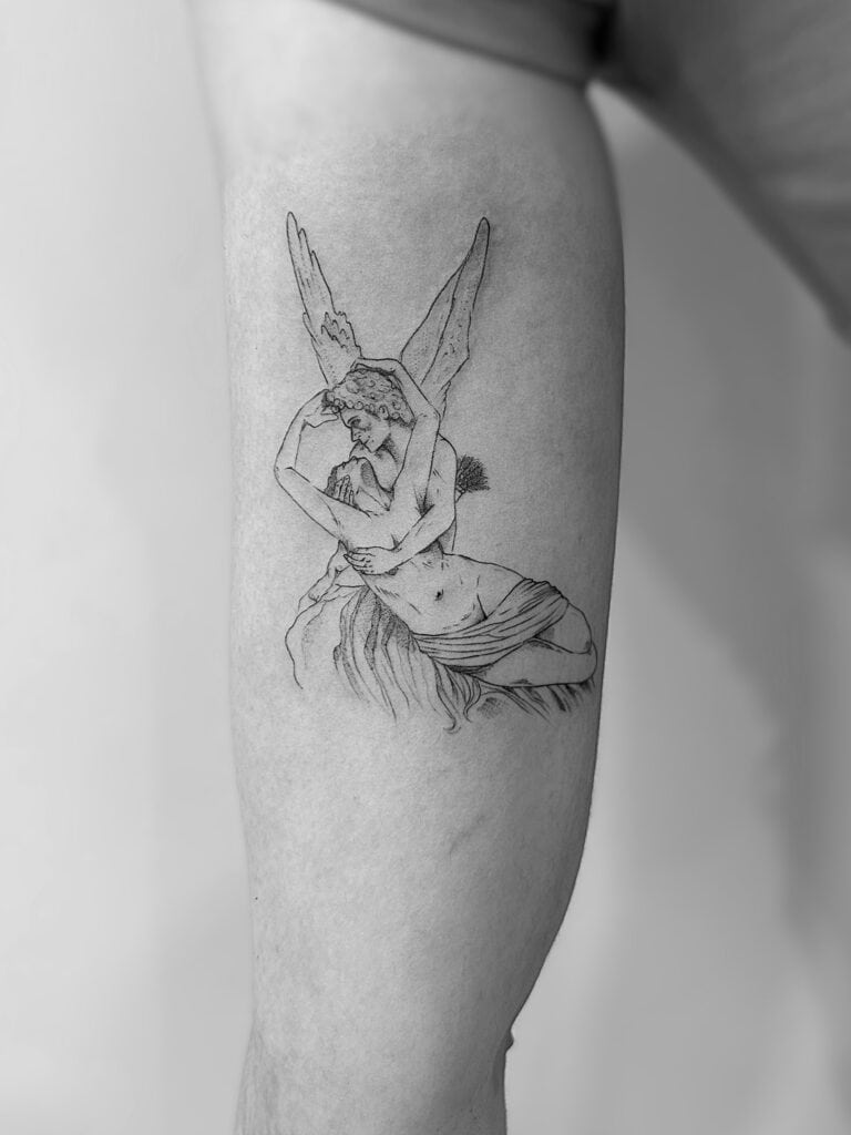 Tatuaje de línea fina de escultura arte clásico en brazo