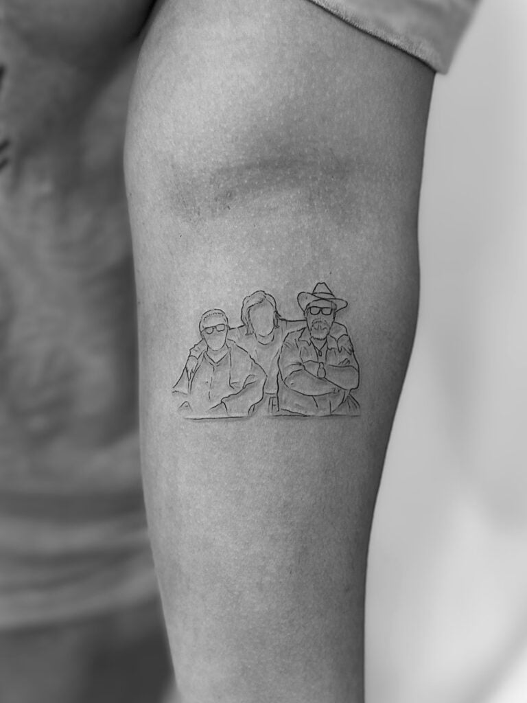 Tatuaje de línea fina de silueta de fotografía familiar en el antebrazo